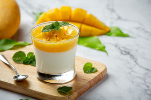 Lassi mit Mango -Lassi mit Rosenwasser -Lassi mit Pfefferminze -Lassi mit Gurken - Lassi mit Kurkuma 